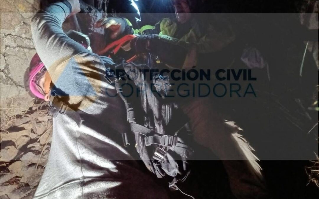 RESCATAN A ESCALADOR QUE QUEDÓ ATRAPADO EN LA ZONA DE CAÑADA DE LA PLATA EN EL MUNICIPIO DE CORREGIDORA.