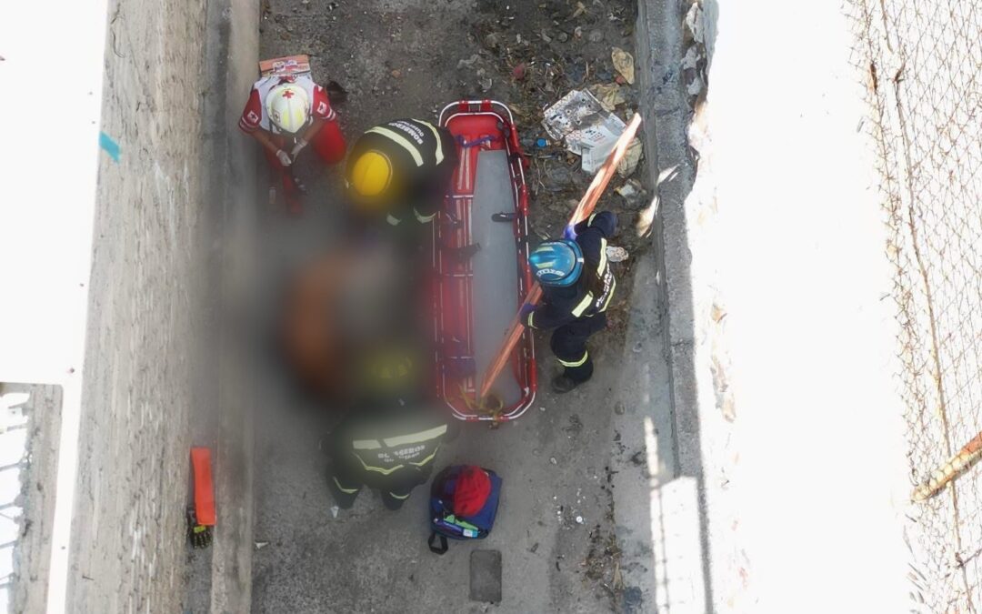 HOMBRE CAE AL INTERIOR DE UN DREN Y MOVILIZA A CUERPOS DE EMERGENCIAS.
