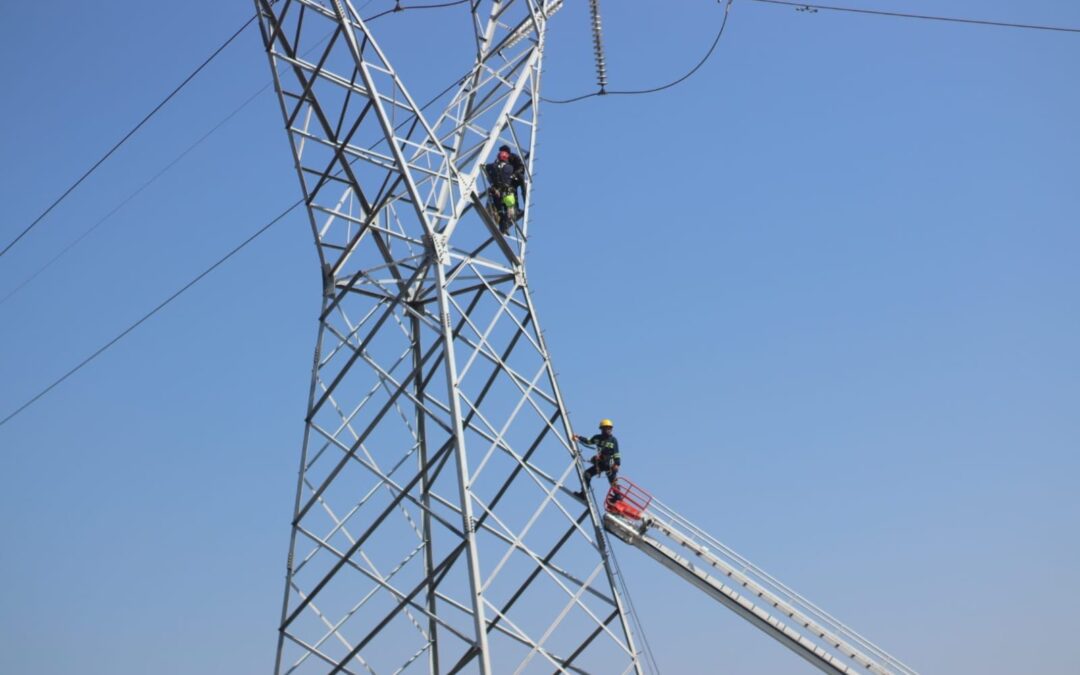 RESCATAN A UN HOMBRE QUE SUBIÓ A UNA TORRE ELÉCTRICA PARA PRESUNTAMENTE INTENTAR ATENTAR CONTRA SU VIDA.