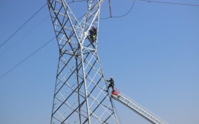 RESCATAN A UN HOMBRE QUE SUBIÓ A UNA TORRE ELÉCTRICA PARA PRESUNTAMENTE INTENTAR ATENTAR CONTRA SU VIDA.