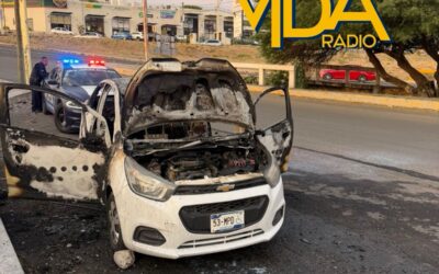 UNA FALLA MECÁNICA PROVOCÓ QUE UN VEHÍCULO TERMINARA TOTALMENTE CALCINADO.