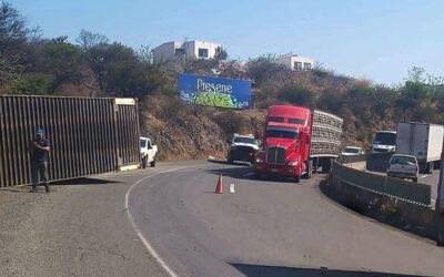 TRÁILER PIERDE SU CAJA CUANDO CIRCULABA POR EL LIBRAMIENTO NORESTE.