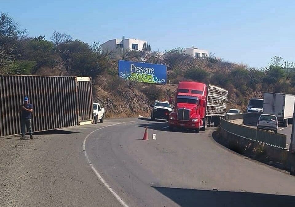 TRÁILER PIERDE SU CAJA CUANDO CIRCULABA POR EL LIBRAMIENTO NORESTE.