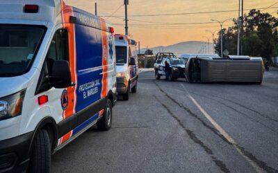 SE REGISTRÓ UN CHOQUE Y VOLCADURA SOBRE LA CARRETERA A CHICHIMEQUILLAS.