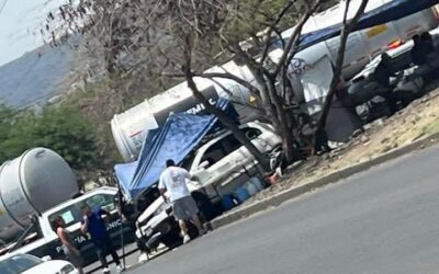 MUJER SE QUEDA SIN FRENOS Y SE IMPACTA CONTRA UN PUESTO DE COMIDA LESIONADO A SEIS PERSONAS.