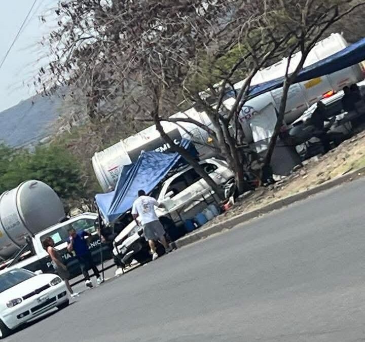 MUJER SE QUEDA SIN FRENOS Y SE IMPACTA CONTRA UN PUESTO DE COMIDA LESIONADO A SEIS PERSONAS.