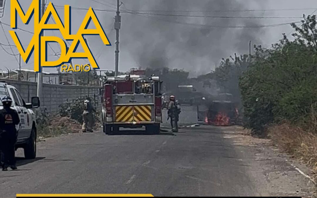 CAMIONETA TERMINA TOTALMENTE CALCINADA TRAS SUFRIR UNA FALLA MECÁNICA.