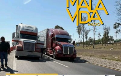 TRANSPORTISTAS BLOQUEAN LA CARRETERA FEDERAL 57 A LA ALTURA DEL MONUMENTO A CONIN.