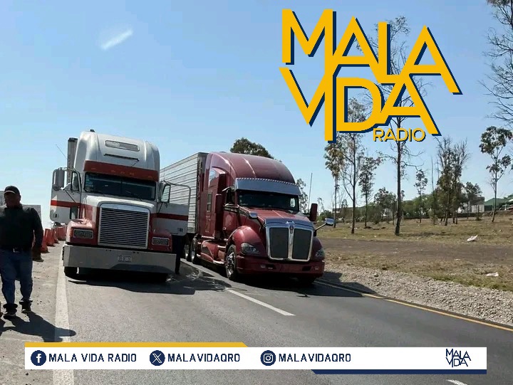TRANSPORTISTAS BLOQUEAN LA CARRETERA FEDERAL 57 A LA ALTURA DEL MONUMENTO A CONIN.