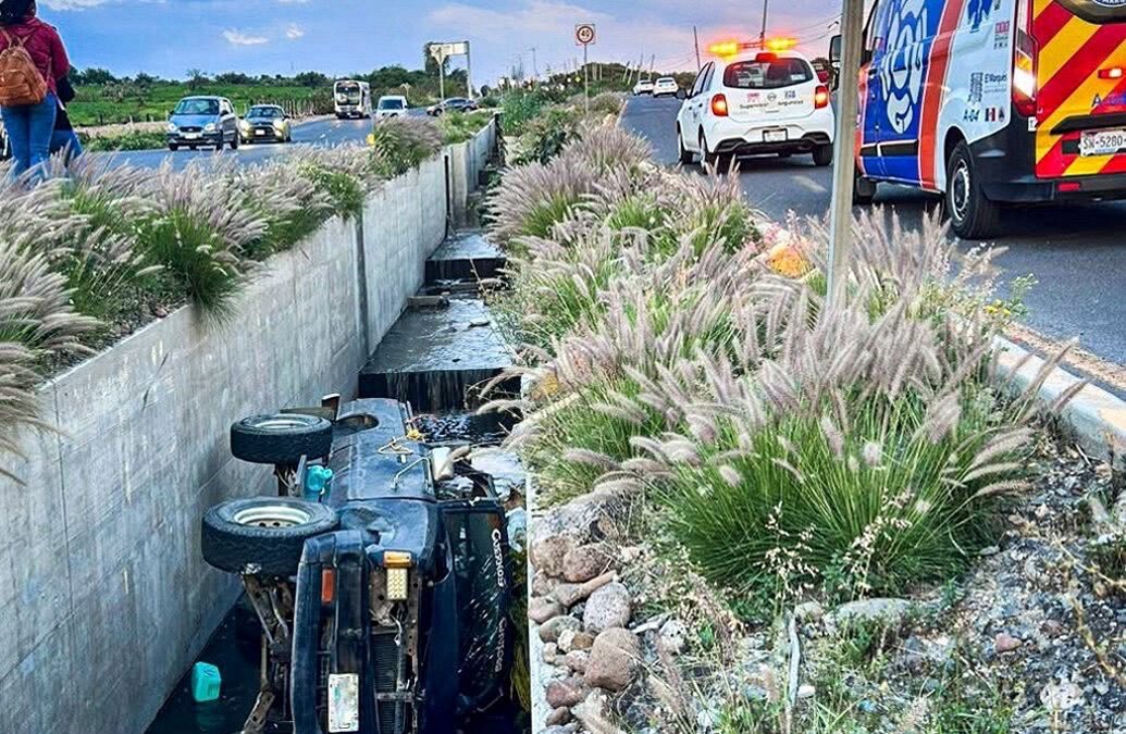 VEHÍCULO SALE DEL CAMINO Y TERMINA AL INTERIOR DE UN DREN PLUVIAL EN LA CARRETERA 540.