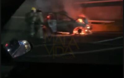 VEHÍCULO ABANDONADO SOBRE EL BULEVAR BERNARDO QUINTANA PROVOCA UN FUERTE ACCIDENTE E INCENDIO.