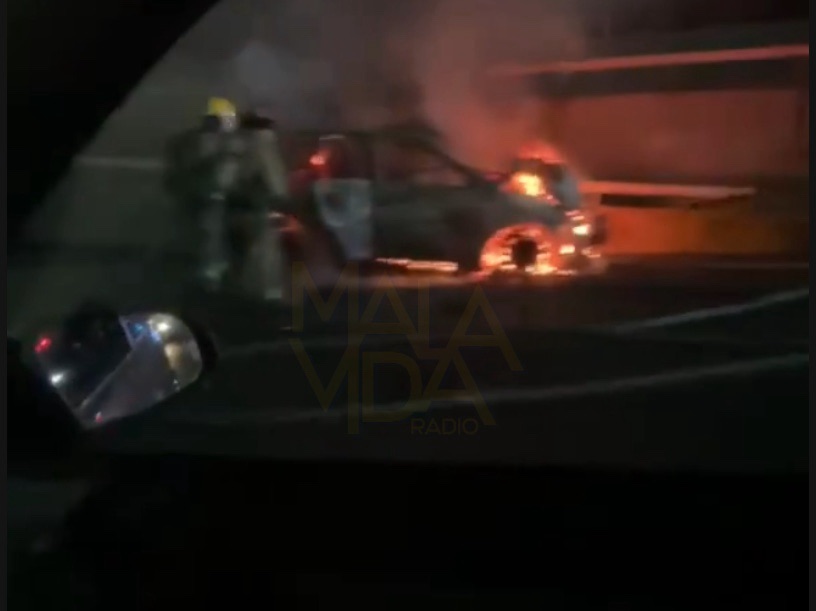 VEHÍCULO ABANDONADO SOBRE EL BULEVAR BERNARDO QUINTANA PROVOCA UN FUERTE ACCIDENTE E INCENDIO.