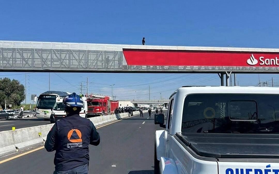 MUJER INTENTÓ ATENTAR CONTA SU VIDA DESDE UN PUENTE PEATONAL.
