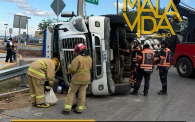 VUELCA TRACTOCAMIÓN CARGADO CON RESINA CUANDO CIRCULABA SOBRE LA CARRETERA A LOS CUES.