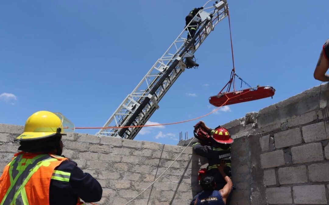 BOMBEROS REALIZAN EL RESCATE DE UN HOMBRE QUIEN CAYÓ DE UNA ALTURA CONSIDERABLE MIENTRAS TRABAJABA.