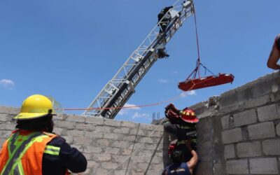 BOMBEROS REALIZAN EL RESCATE DE UN HOMBRE QUIEN CAYÓ DE UNA ALTURA CONSIDERABLE MIENTRAS TRABAJABA.
