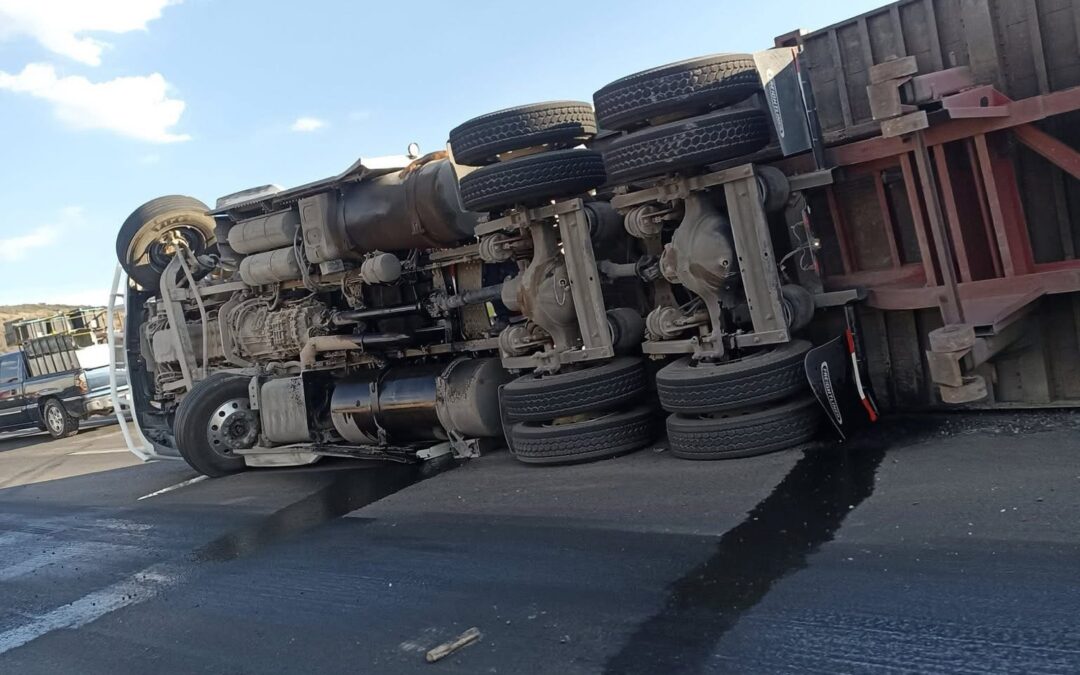 VUELCA TRACTOCAMIÓN SOBRE EL PUENTE QUE CONECTA EL LIBRAMIENTO NORESTE Y LA CARRETERA A SAN MIGUEL DE ALLENDE.