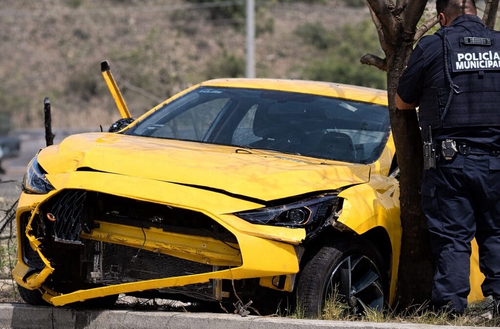 VEHÍCULO SALE DEL CAMINO CUANDO CIRCULABA POR EL CIRCUITO UNIVERSIDADES.