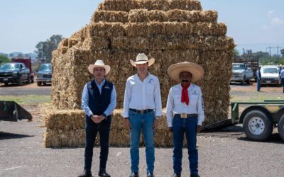 EL PRESIDENTE MUNICIPAL DE EL MARQUÉS RODRIGO MONSALVO REALIZA LA ENTREGA DE MÁS DE 30 MIL PACAS DE FORRAJE A GANADEROS DE LA REGIÓN.