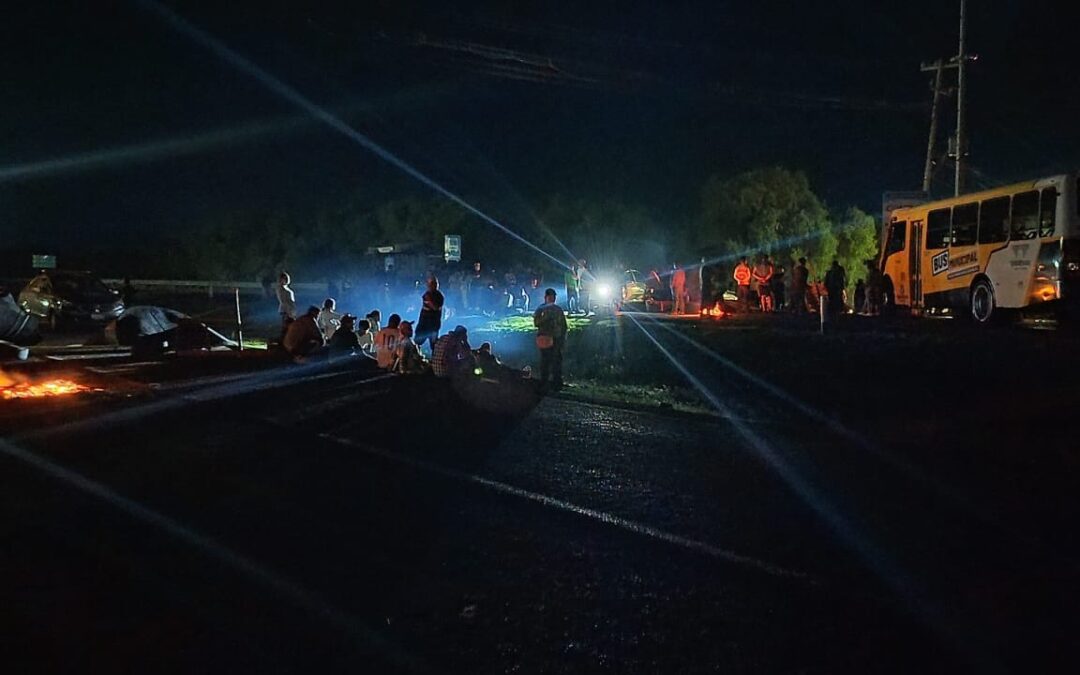 MÁS DE 12 HORAS Y CONTINÚA EL BLOQUEO DE LA CARRETERA FEDERAL QUERÉTARO – SAN LUIS POTOSÍ.