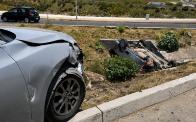 APARATOSO CHOQUE Y VOLCADURA EN EL CIRCUITO UNIVERSIDADES.