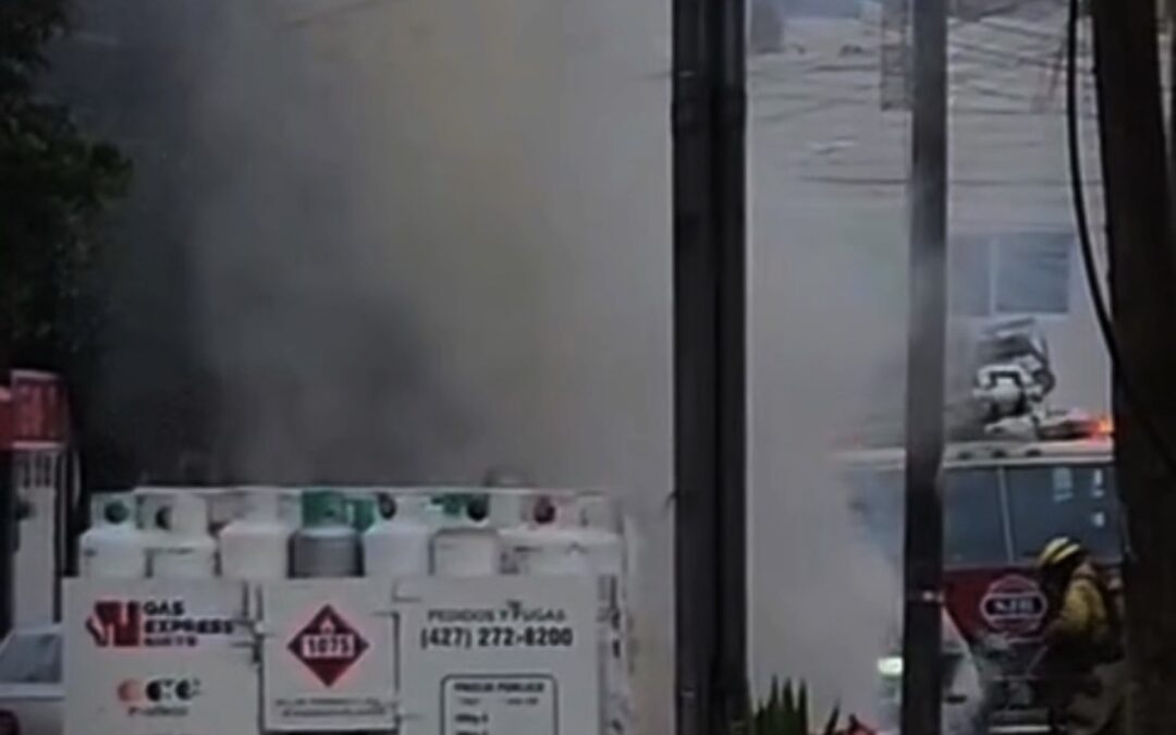 CAMIONETA CARGADA CON TANQUES DE GAS SE INCENDIA EN SAN JUAN DEL RÍO.