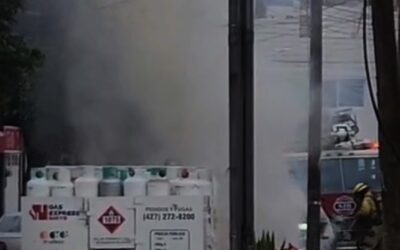 CAMIONETA CARGADA CON TANQUES DE GAS SE INCENDIA EN SAN JUAN DEL RÍO.
