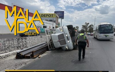 VUELCA TRACTOCAMIÓN CARGADO CON VIGAS DE ACERO EN LA 57.