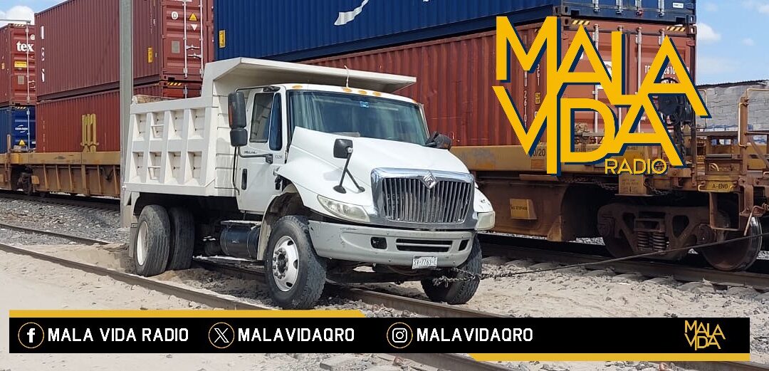 TREN IMPACTA Y ARRASTRA VARIOS METROS UN CAMIÓN MATERIALISTA QUE INTENTÓ GANARLE EL PASO.