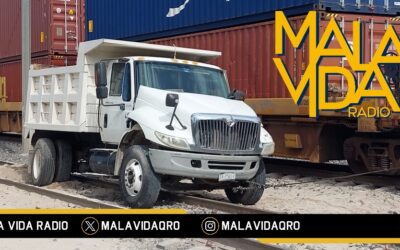 TREN IMPACTA Y ARRASTRA VARIOS METROS UN CAMIÓN MATERIALISTA QUE INTENTÓ GANARLE EL PASO.