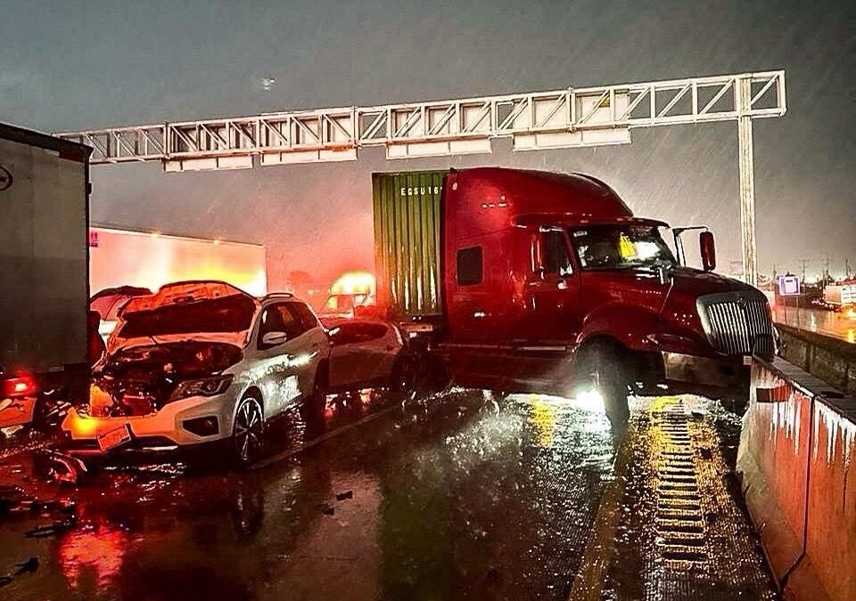 TRÁILER PROVOCA FUERTE CARAMBOLA SOBRE LA 57.