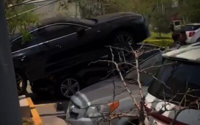 CONDUCTOR CONFUNDE LA VELOCIDADES Y TERMINA SOBRE OTRO VEHÍCULO.
