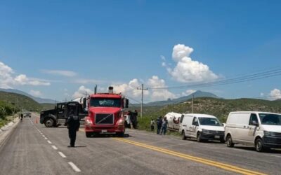 PIPA CARGADA CON GAS SALE DEL CAMINO EN LA CARRETERA ESTATAL 120 EN EL MUNICIPIO DE PEÑAMILLER.