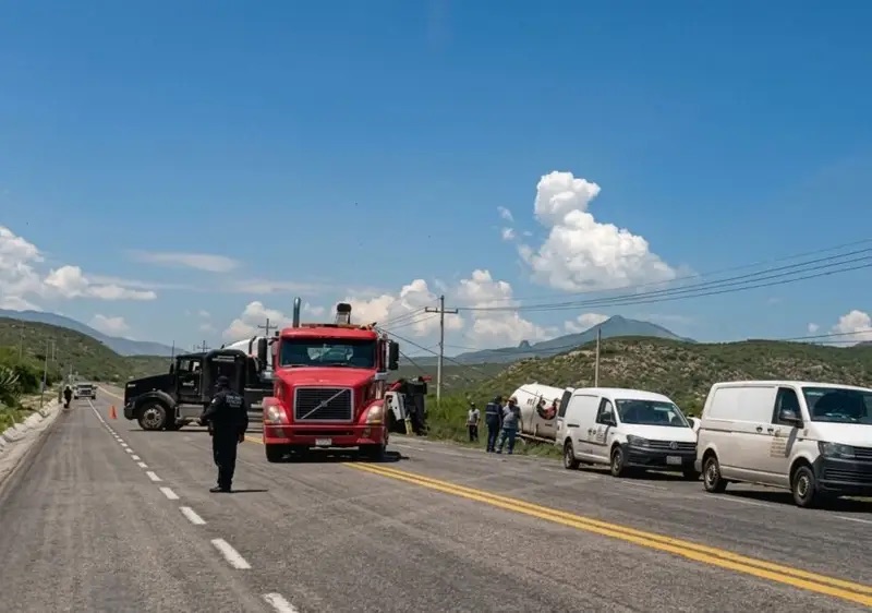 PIPA CARGADA CON GAS SALE DEL CAMINO EN LA CARRETERA ESTATAL 120 EN EL MUNICIPIO DE PEÑAMILLER.