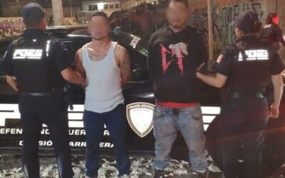 SON DETENIDOS TRAS PRESUNTAMENTE HABER ROBADO ROBADO UNA MOTOCICLETA MINUTOS ANTES.