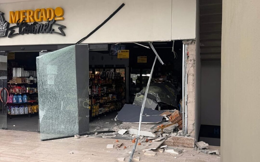 AUTOMÓVIL INGRESA A UN NEGOCIO EN UNA PLAZA COMERCIAL UBICADA EN ZIBATÁ.