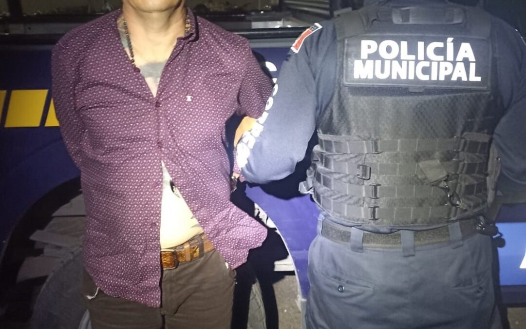 POLICÍAS DE CORREGIDORA ASEGURAN A UN VIOLENTO SUJETO EL CUAL SE ENCONTRABA ARMADO.
