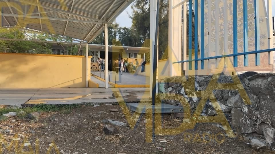 APUÑALAN A ESTUDIANTE A LAS AFUERAS DE UNA SECUNDARIA EN LOMA BONITA.
