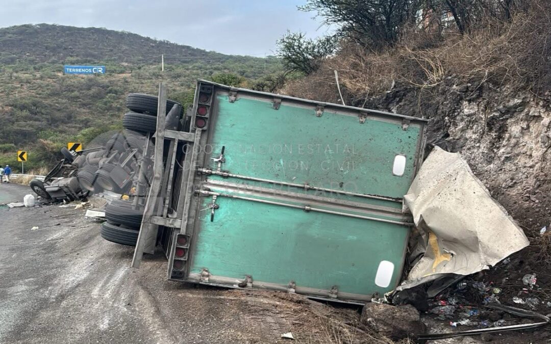 MUERE OPERADOR DE TRÁILER TRAS VOLCAR EN EL LIBRAMIENTO NORPONIENTE.