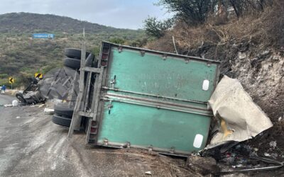 MUERE OPERADOR DE TRÁILER TRAS VOLCAR EN EL LIBRAMIENTO NORPONIENTE.