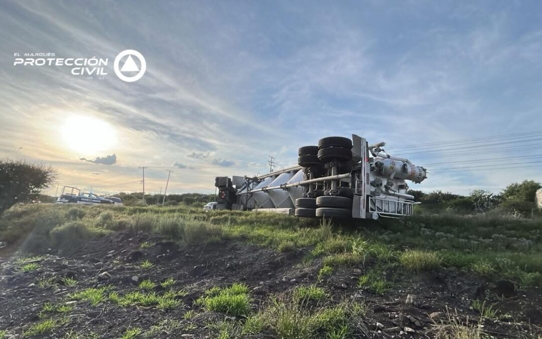 TRÁILER VUELCA Y PROVOCA EL CIERRE DE LA CARRETERA ESTATAL 500.
