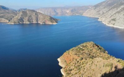 VUELCA EMBARCACIÓN EN LA PRESA DE ZIMAPÁN, HAY UNA PERSONA FALLECIDA Y VARIAS MÁS DESAPARECIDAS.