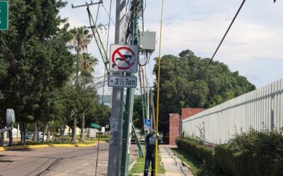 CUERPOS DE EMERGENCIA ATIENDEN LA CAÍDA DE CABLEADO ELÉCTRICO EN LA COLONIA QUINTAS DEL MARQUÉS.