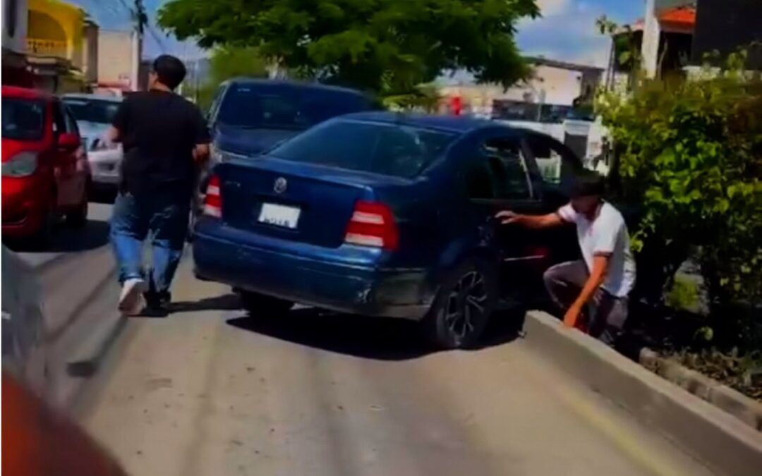 MENORES DE EDAD PROVOCAN FUERTE CHOQUE EN LA COLONIA PASEOS DE SAN MIGUEL.