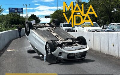 EL EXCESO DE VELOCIDAD PROVOCÓ LA VOLCADURA DE UN VEHÍCULO EN EL BERNARDO QUINTANA.