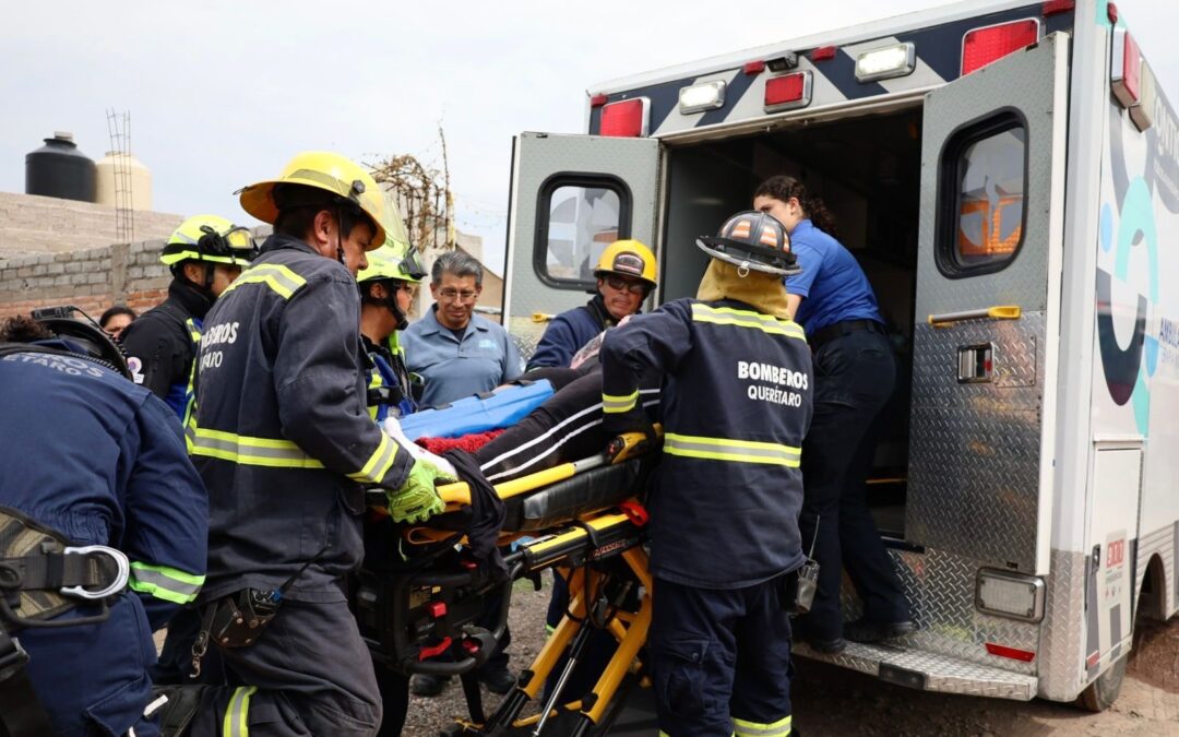 MUJER CAE DE UN SEGUNDO PISO Y ES TRASLADADA AL HOSPITAL.