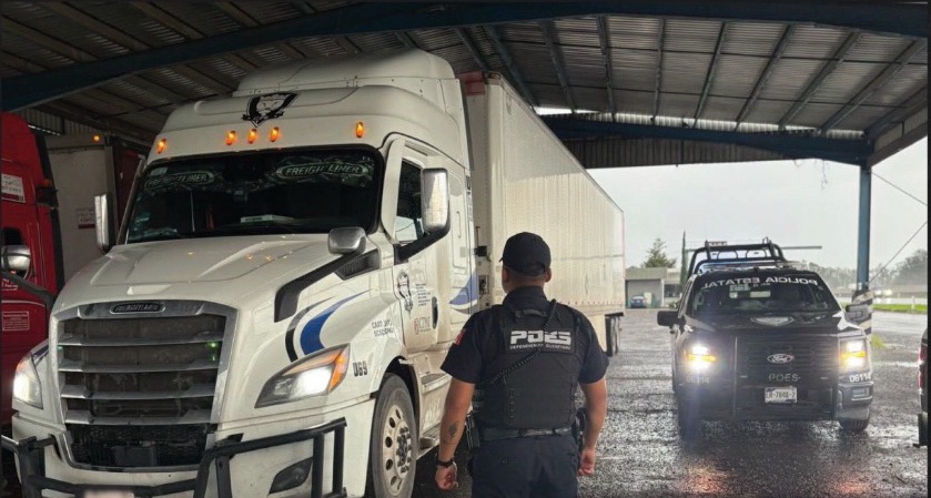 ELEMENTOS DE LA POLICÍA ESTATAL TRAS PERSECUCIÓN RECUPERARON UN TRÁILER CON REPORTE DE ROBO.