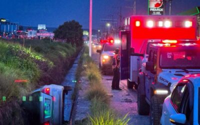 VEHÍCULO CAE AL INTERIOR DE UN DREN UBICADO A UN COSTADO DE LA 57 EN EL MARQUÉS.