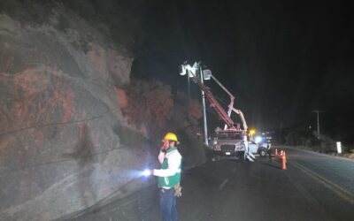 DESPRENDIENDO DE UNA ROCA PROVOCA DAÑOS AL CABLEADO ELÉCTRICO DEJANDO VARIAS ZONAS SIN LUZ.