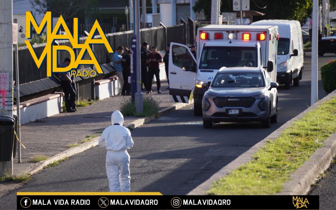 HOMBRE SE QUITA LA VIDA A BORDO DE SU VEHÍCULO FRENTE AL AUDITORIO JOSEFA ORTIZ DE DOMÍNGUEZ.